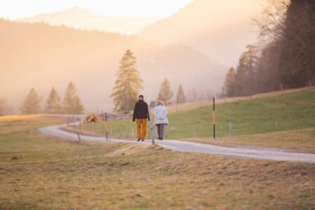 Ein älteres Ehepaar spaziert im Sonnenuntergang Ihre Pensionierung planen