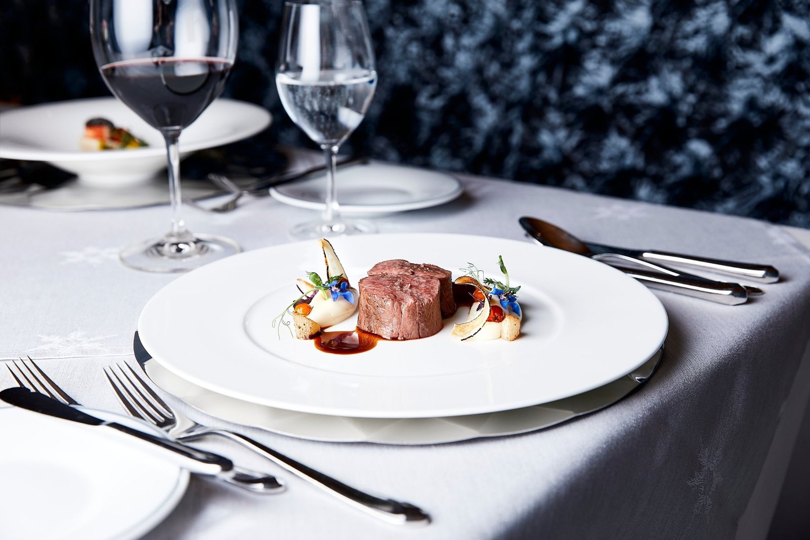 Kulinarik auf höchstem Niveau: die mit drei Gault&Millau-Hauben ausgezeichnete Gourmetstube Hochfirst.