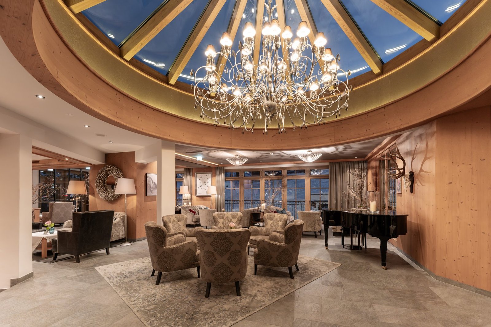 Die neu gestaltete Lobby des Hochfirst mit luxuriöser Farbwelt und warmem Licht.