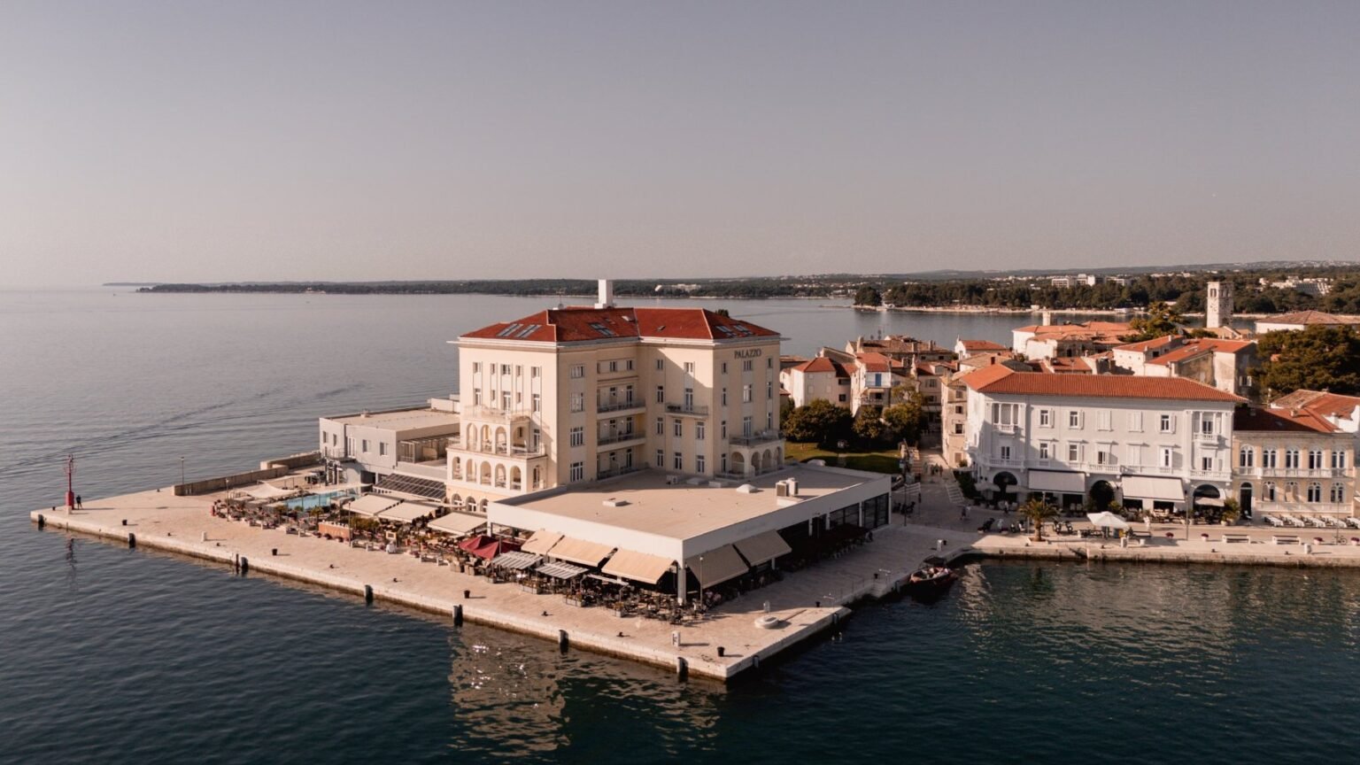 Das BO Hotel Palazzo in Poreč: Geschichte zum Übernachten Das BO Hotel Palazzo in erster Meereslage im historischen Stadtkern von Poreč, Istrien.